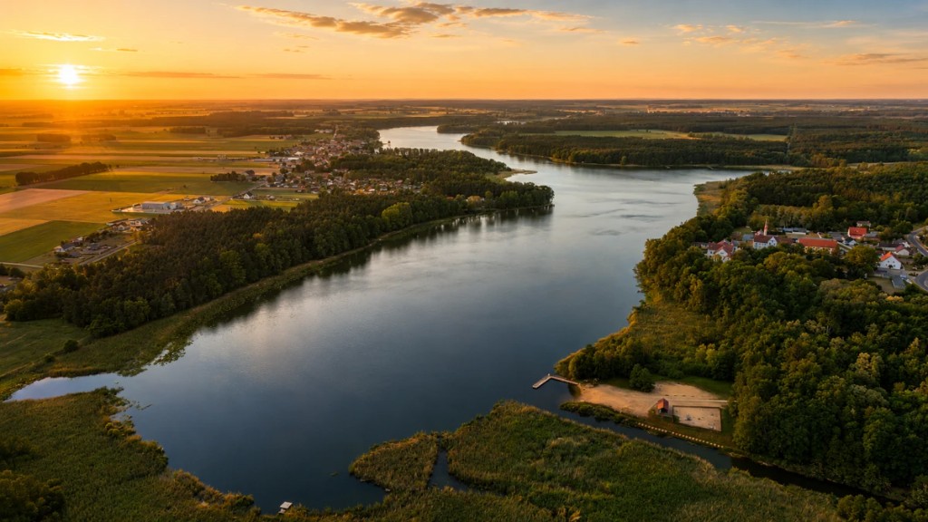 Jezioro Wojnowskie o zachodzie słońca