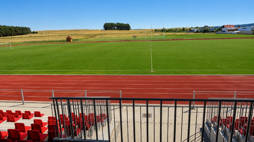 Stadion piłkarsko-lekkoatletyczny CSiR w Babimoście — widok z trybun na boisko